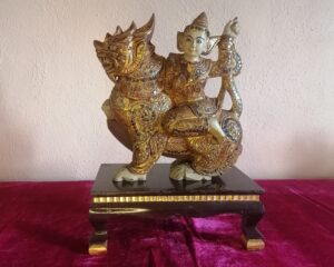 Buda original en madera tallada y piedras