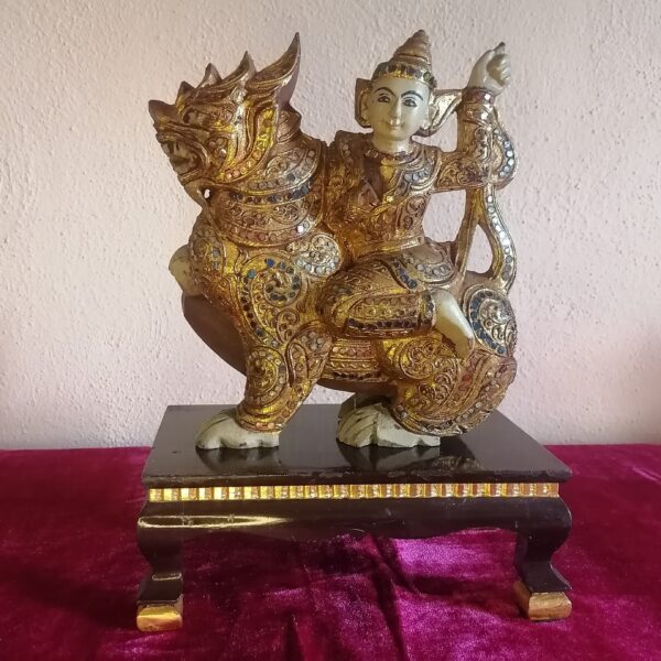 Buda original en madera tallada y piedras