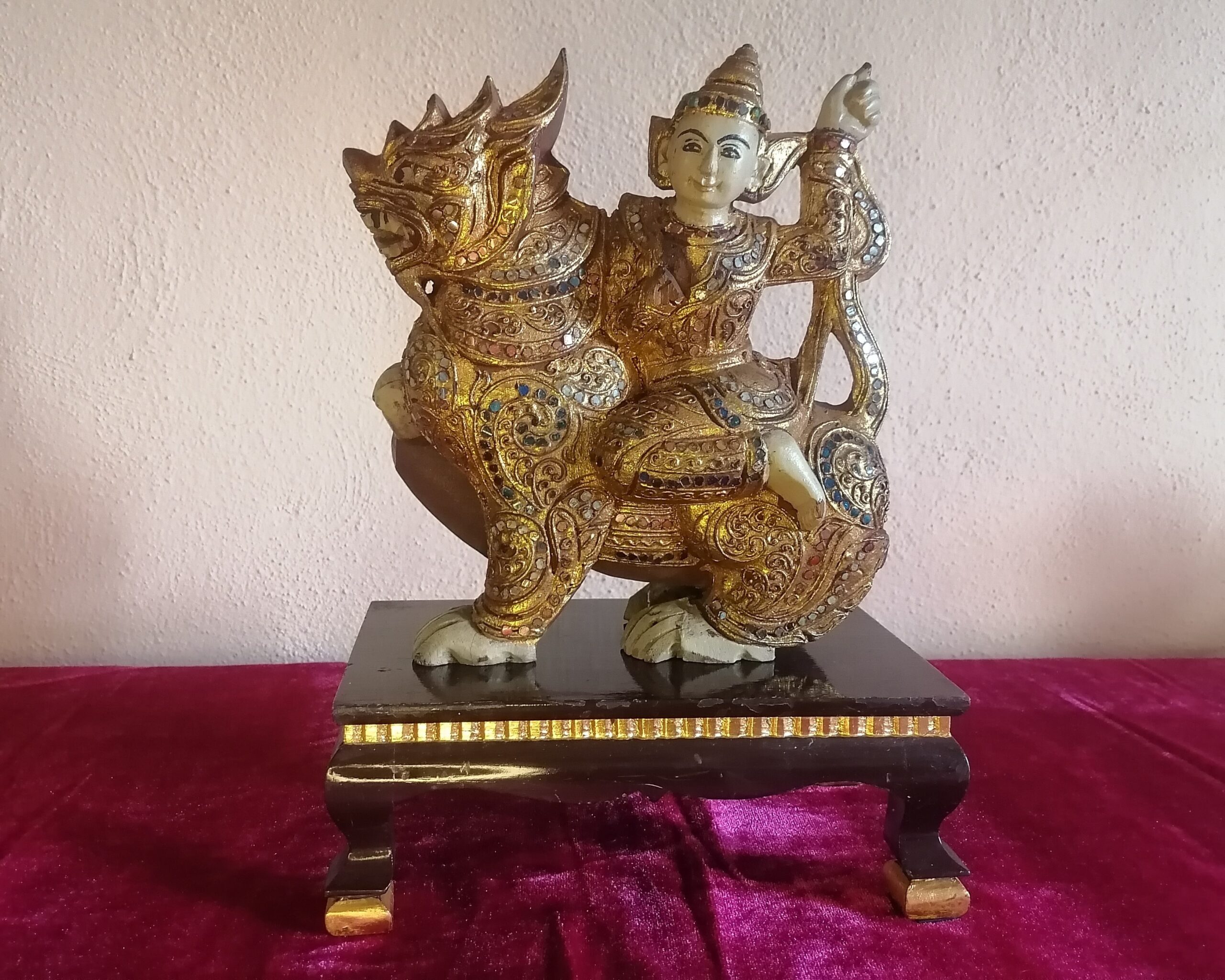 Buda original en madera tallada y piedras
